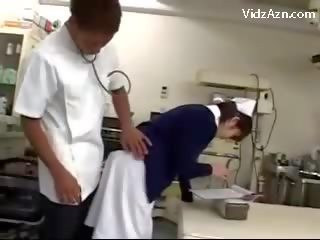 Zdravotní sestra získávání ji kočička třel podle surgeon a 2 sestry na the chirurgie