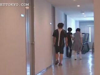 Азіатська adolescent проковтування a великий навантаження з свіжий