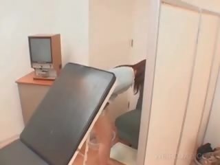 Азіатська пацієнт пизда opened з рефлектор на в specialist