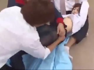 महिला में पॅंटीहोस rapped द्वारा 3 लड़कों टिट्स मला पुसी पाला और अंगुली का में the locker कक्ष