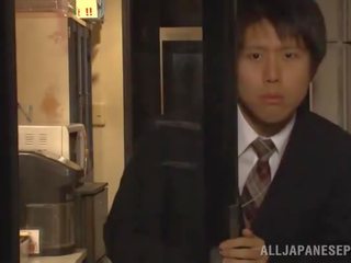 みすぼらしさ 日本語 女性 持っています crashed 巨人 で an オフィス