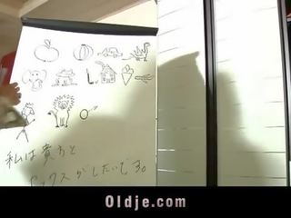 Млад азиатки завинтва от стар юношески